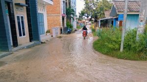 Jalanan Unsulbar Becek