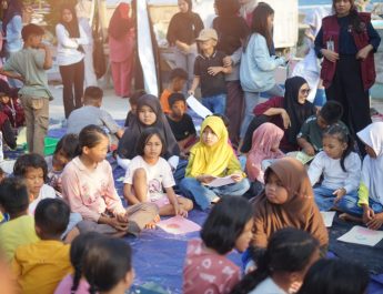 Rayakan Hari Anak Nasional, 4 Posko KKN Literasi dan 12 Komunitas Sulap Pesisir Labuang Jadi Ruang Belajar Anak