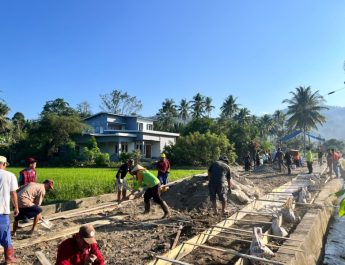 Sinergi KKN Tematik Unsulbar dan Warga Kuajang Perbaiki Jalan Poros Dusun Lemo