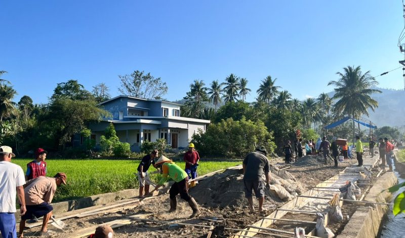 Sinergi KKN Tematik Unsulbar dan Warga Kuajang Perbaiki Jalan Poros Dusun Lemo