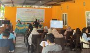 Mahasiswa Farmasi Unsulbar Turun ke Tandassura, Ajarkan Warga Olah Kelapa Jadi VCO dan Sabun