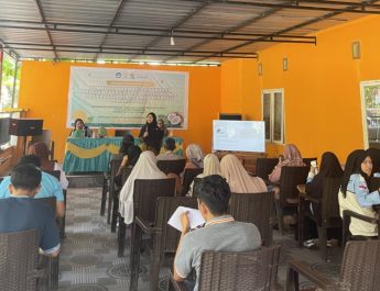Mahasiswa Farmasi Unsulbar Turun ke Tandassura, Ajarkan Warga Olah Kelapa Jadi VCO dan Sabun