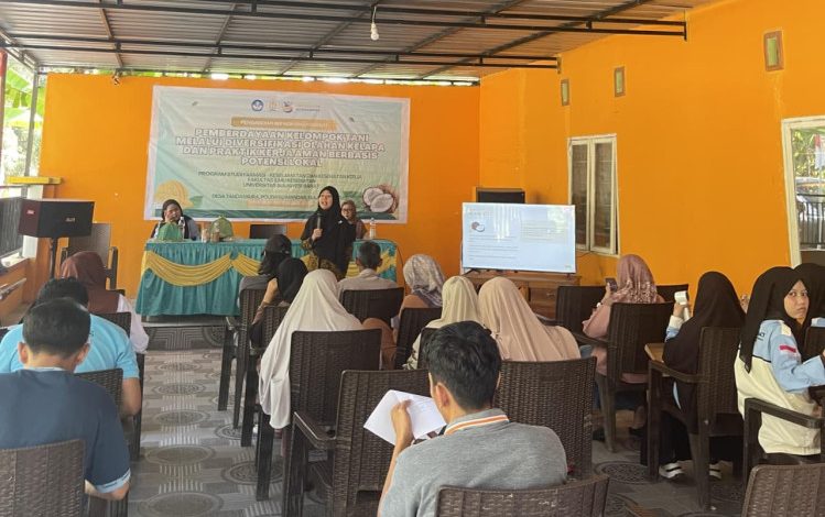 Mahasiswa Farmasi Unsulbar Turun ke Tandassura, Ajarkan Warga Olah Kelapa Jadi VCO dan Sabun