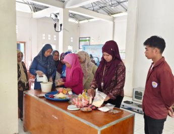 Dosen Fekon Unsulbar Berdayakan KWT Desa Adolang Dhua Lewat Diversifikasi Olahan Pisang Loka Pere