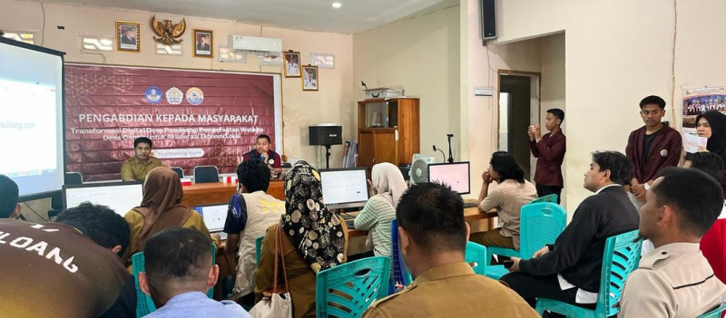 Tim Statistika Unsulbar Latih Aparatur Desa Pesuloang Kelola Website Desa Cantik