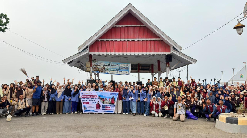 FKIP Unsulbar Gelar Clean Action, Libatkan 451 Mahasiswa KKN Bersihkan Pantai dan Lingkungan